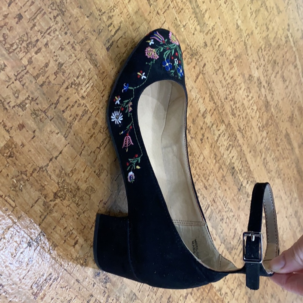 Chinese Laundry Suede Embroidered Block Heels 7 - Picture 3 of 9